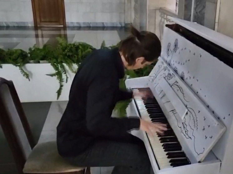 Для пассажиров на железнодорожном вокзале Заринска установили пианино