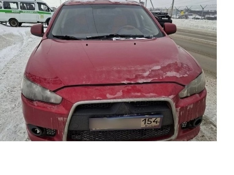 В Новосибирске у злостного неплательщика штрафов арестовали Mitsubishi Lancer