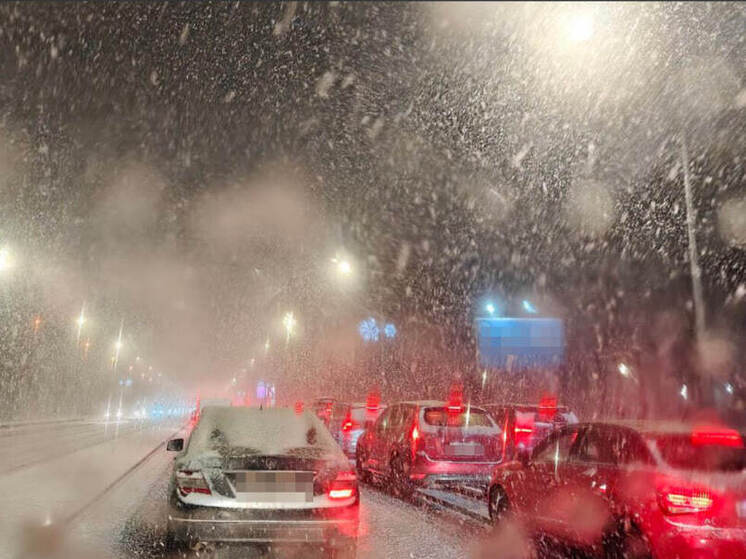 Утро в Петербурге началось с пятибалльных пробок и ДТП из-за сильного снегопада