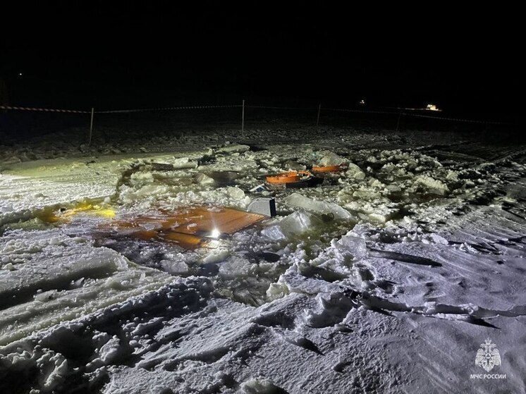 Бензовоз провалился под лёд в Архангельской области