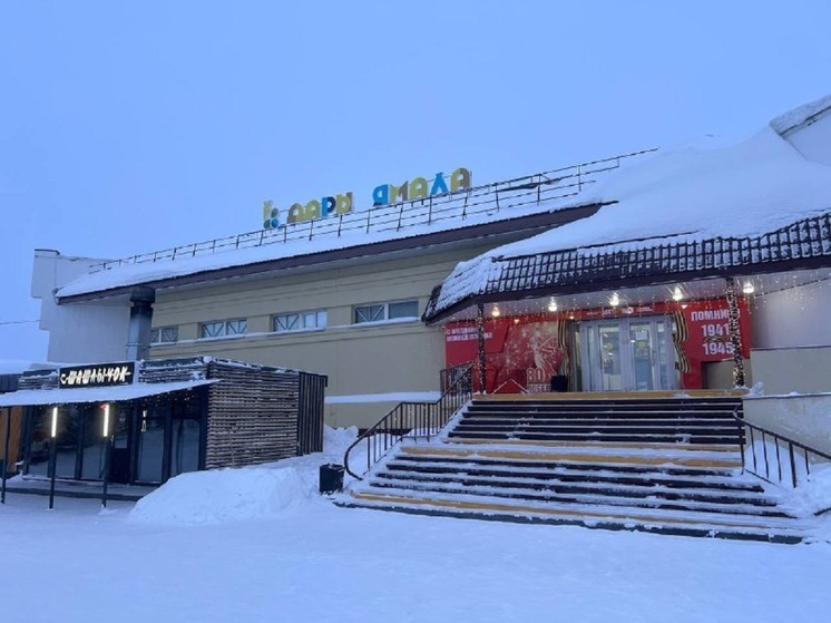 Согреться и зарядить телефоны можно у закрытой переправы через Обь в Салехарде