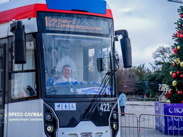 В Евпатории водители трамваев переоделись в Снегурочек к праздникам