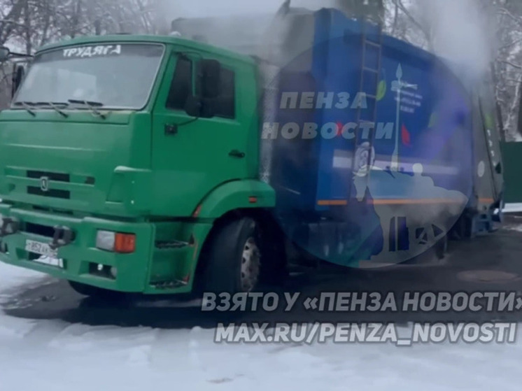 В центре Пензы мусоровоз провалился на теплосетях