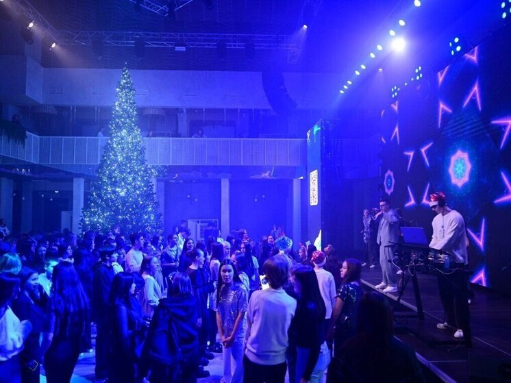 Приглашения на елки главы получили 1406 талантливых школьников Нового Уренгоя