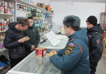 В преддверии новогодних праздников полицейские совместно с сотрудниками Главного управления МЧС России по Республике Марий Эл проводят профилактические рейды по местам реализации и хранения пиротехнических изделий.
