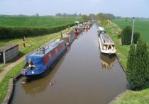 Жителю Великобритании чудом удалось спастись после того, как лодки затянуло в гигантскую дыру на канале Шропшир