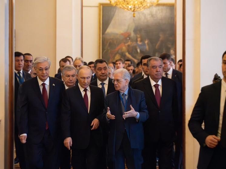 Путин удивился размерам уникальных феодосийских серёг в Эрмитаже