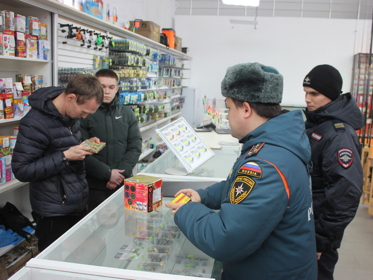 Сотрудники МВД и МЧС проверяют магазины пиротехники в Марий Эл