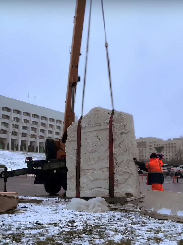У Правительства Владимирской области появился рельеф с гербом региона