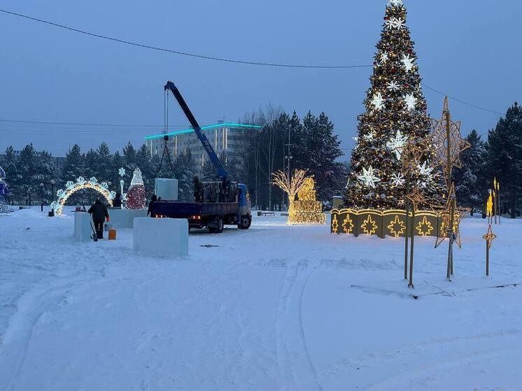 В Пыть‑Яхе на площади Мира возводят большой ледовый каток