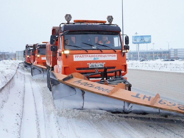 401 спецмашина ликвидирует последствия снегопада в Свердловской области