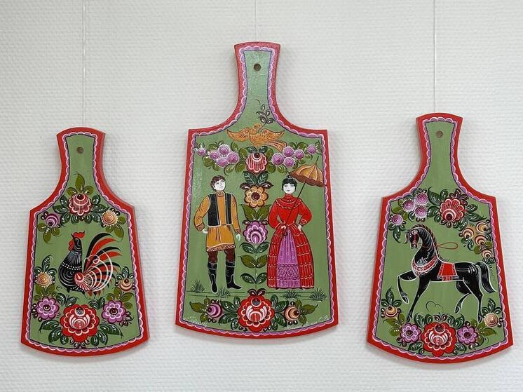 На Новый год в МИДе журналистам подарили доски с городецкой росписью