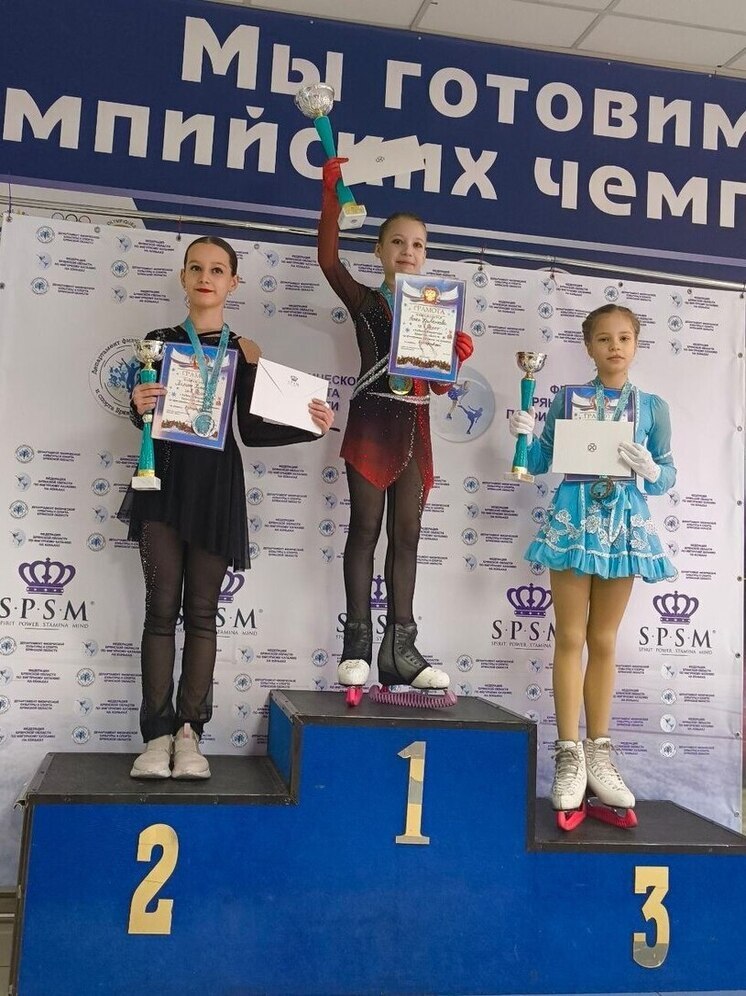В Брянске прошли соревнования по фигурному катанию на коньках