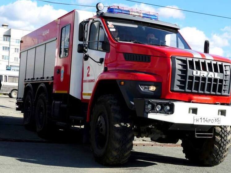 Пожарные потушили горящий автомобиль в центре Южно-Сахалинска