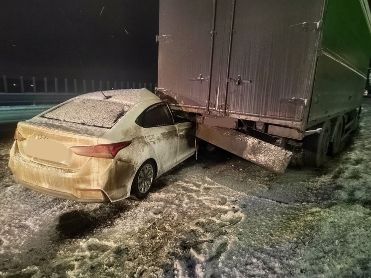 Легковушка Hyundai и грузовик Mercedes столкнулись в Самарской области