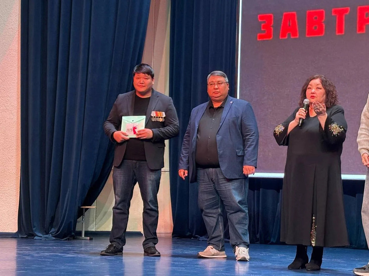 Элистинский лицей и Русский театр драмы и комедии провели благотворительный показ