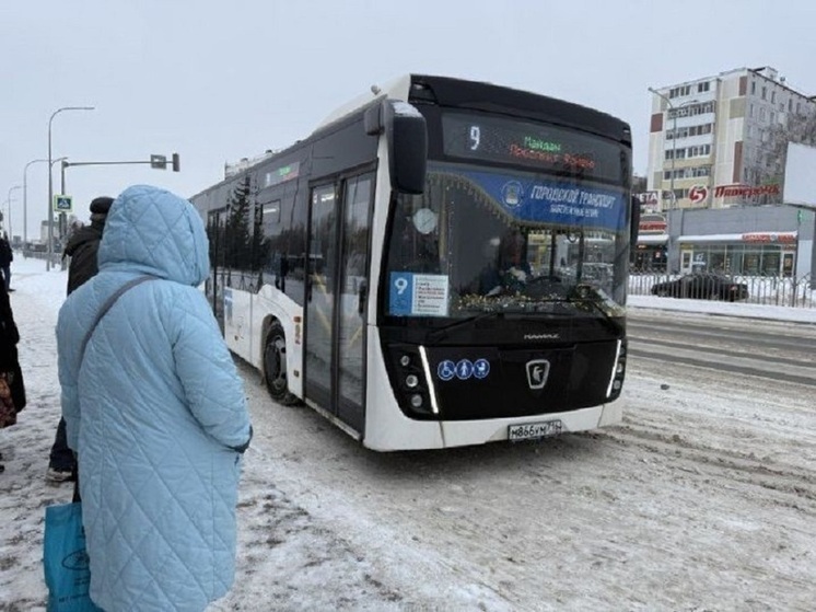 В Набережных Челнах автобусы украсили к Новому году