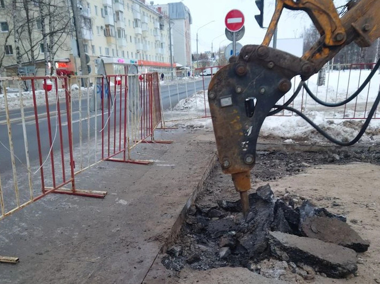 Вологодскую улицу в Архангельске восстанавливают после ремонта водовода