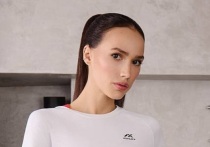 Олимпийская чемпионка по фигурному катанию Алина Загитова записала домашнее видео перед сверкающей огням новогодней елкой. Фигуристка станцевала в пижаме.