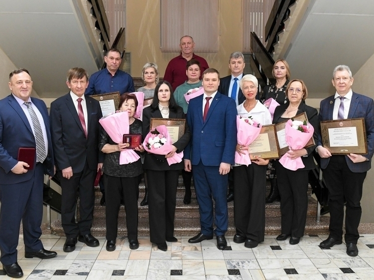 Государственные награды и почетные звания получили 13 жителей Хакасии