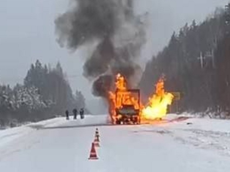 Из-за возгорания грузовика ограничено движение на трассе Екатеринбург – Серов