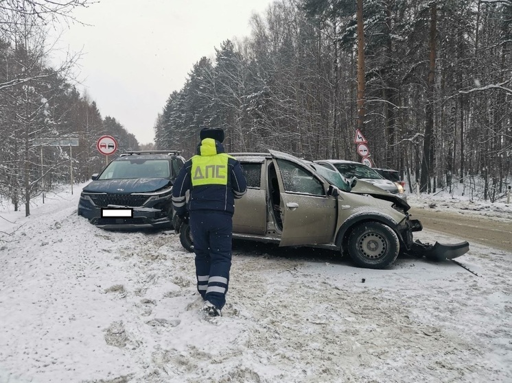Возле Екатеринбурга произошло ДТП с участием 4 автомобилей