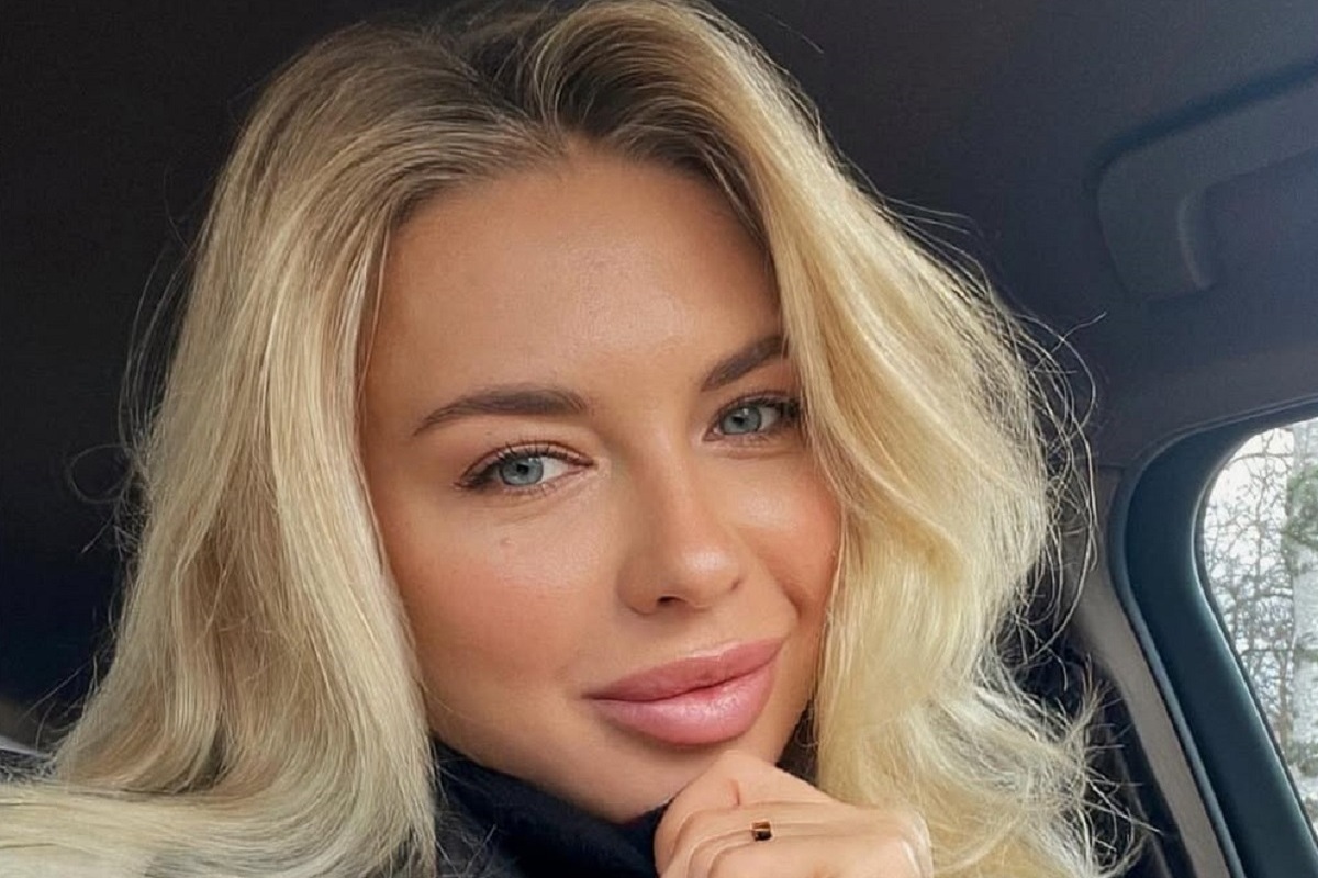 Синхронистка выбрала черно-белый наряд