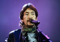 Всемирно знаменитый британский певец и автор песен Крис Ри, среди хитов которого выделяется песня Driving Home For Christmas ("Поездка домой на Рождество"), скончался в возрасте 74 лет, сообщил представитель его семьи