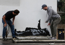 Новое произведение стрит-арта знаменитого художника Бэнкси, появившееся в западном Лондоне, было заколочено деревянными панелями рабочими всего через несколько часов после того, как автор подтвердил подлинность мурала