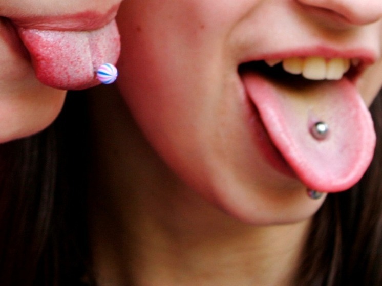 Житель Дагестана сообщил о смерти девушки после пирсинга языка