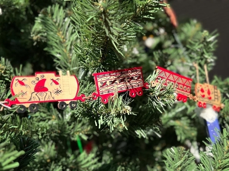 Расписные деревянные игрушки украшают елку на железнодорожном вокзале Вологды