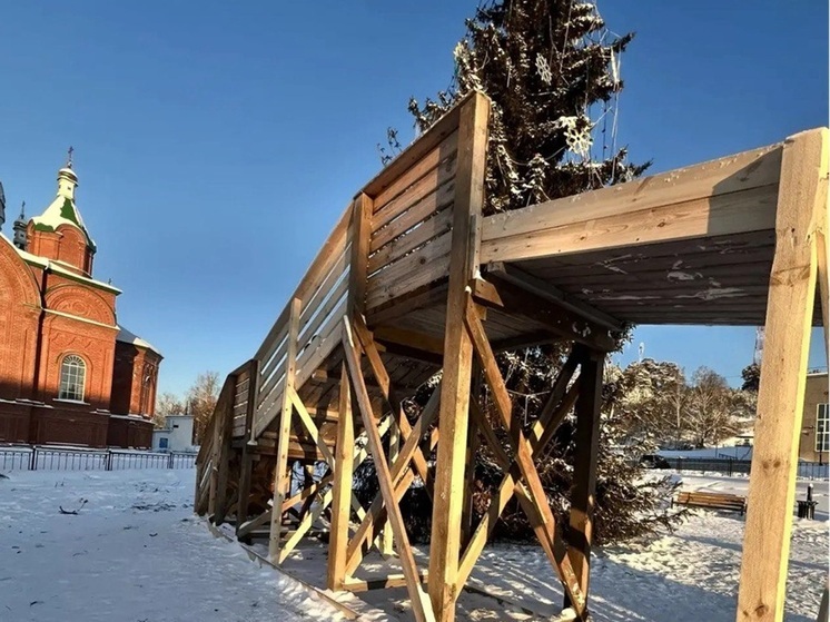 В Свердловской области ребенок получил тяжелые травмы после падения с деревянной горки