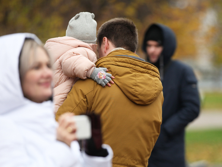 «Третий ребенок — это уже риск бедности»: почему молодые пары в России не хотят многодетных семей