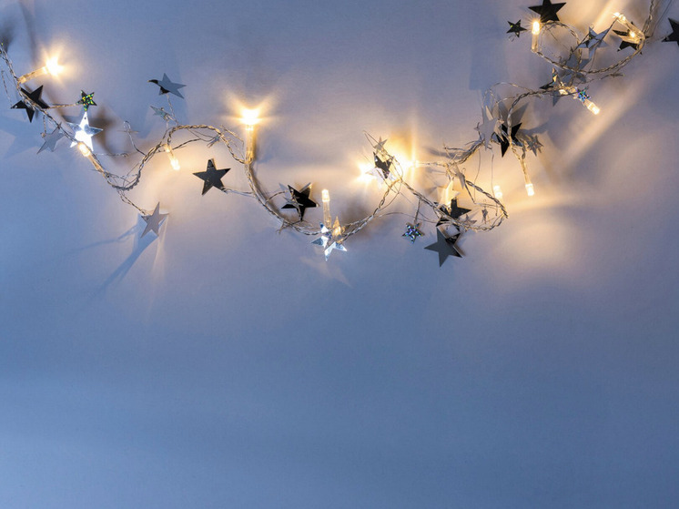 Самарский психолог объяснил, как гирлянды могут ухудшать сон