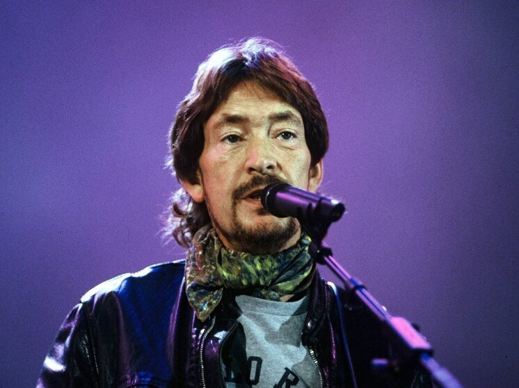 Всемирно знаменитый британский певец и автор песен Крис Ри, среди хитов которого выделяется песня Driving Home For Christmas ("Поездка домой на Рождество"), скончался в возрасте 74 лет, сообщил представитель его семьи