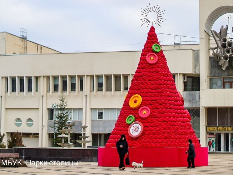 В Симферополе установили семиметровую ёлку, связанную из красных нитей