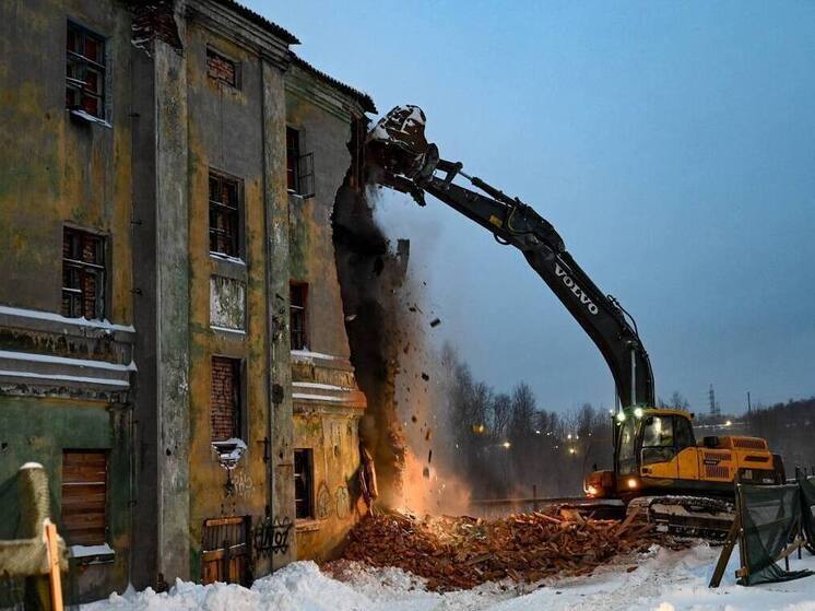 На Молодежной в Росляково начали сносить дом