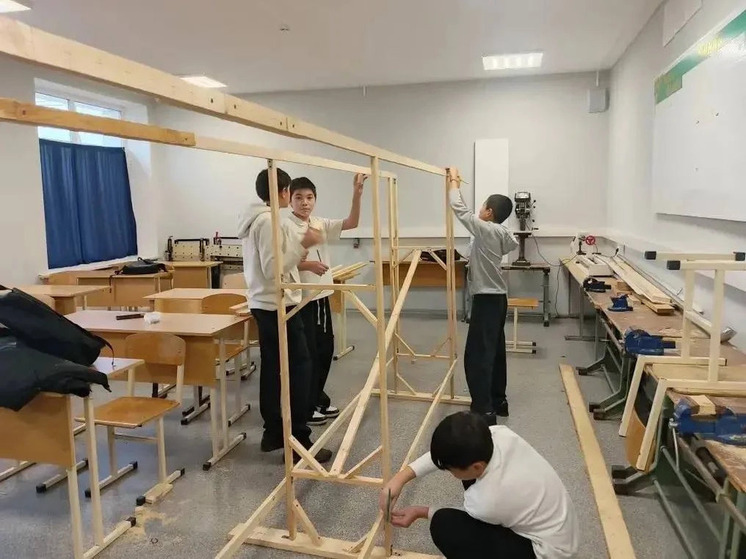 Школьники Калмыкии изготавливают каркасы для плетения маскировочных сетей