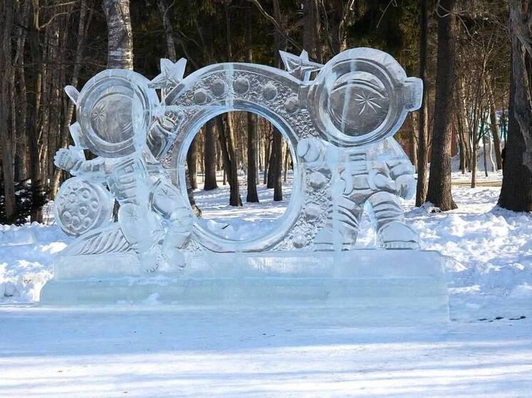 В парке Гагарина в Южно-Сахалинске установили первые ледово-снежные скульптуры