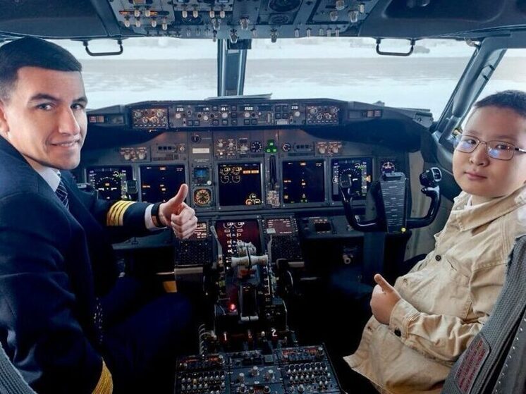 Небо раскрывает свои тайны детям: авиакомпания "Якутия" исполнила заветную мечту юного поклонника авиации