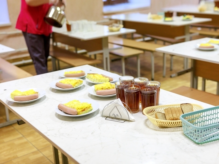 В Пскове депутат и вице-губернатор проверили организацию питания в школьной столовой