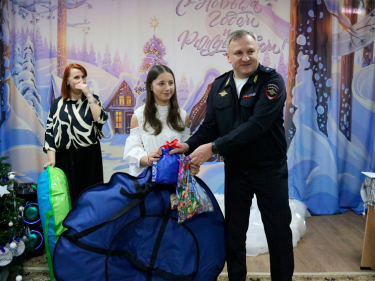 Брянские полицейские вручили подросткам подарки к Новому году
