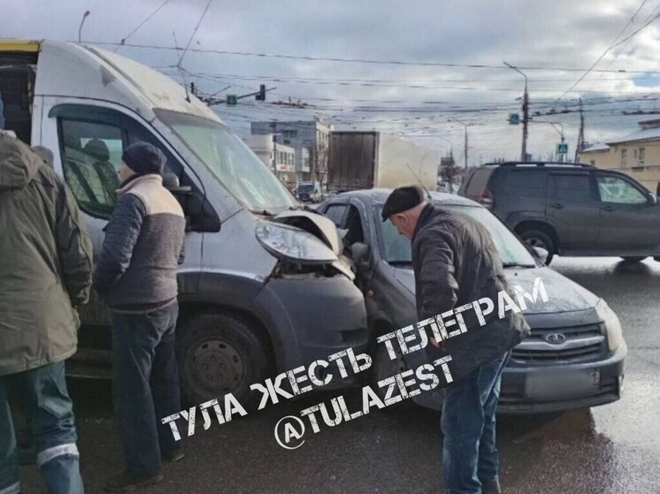 Маршрутку смяло в ДТП с «Ладой» на Октябрьской в Туле