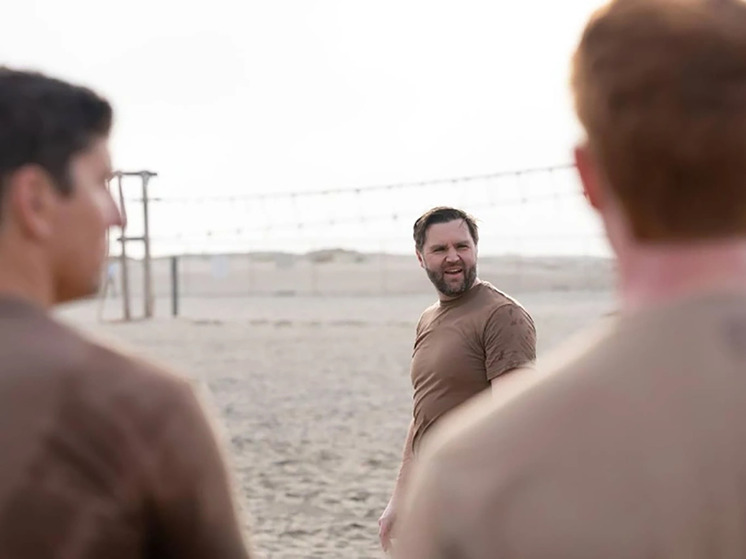 Вице-президент США прошел тренировку с элитными бойцами ВМС