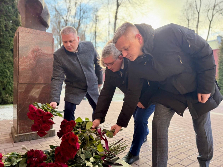 Делегация из Витебска начала рабочий визит в Смоленск с возложения цветов в Сквере Памяти Героев