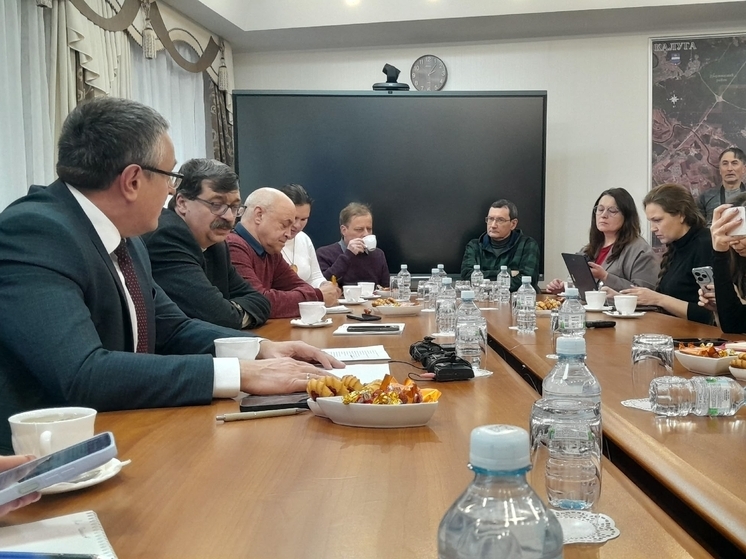 Глава Калуги встретился с журналистами за чашкой чая