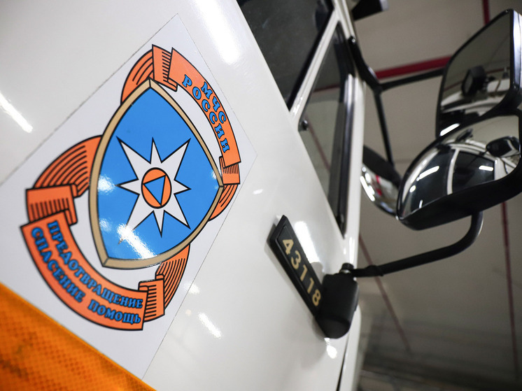 В Нижнем Новгороде загорелся плавучий кран, жители сообщили о взрывах