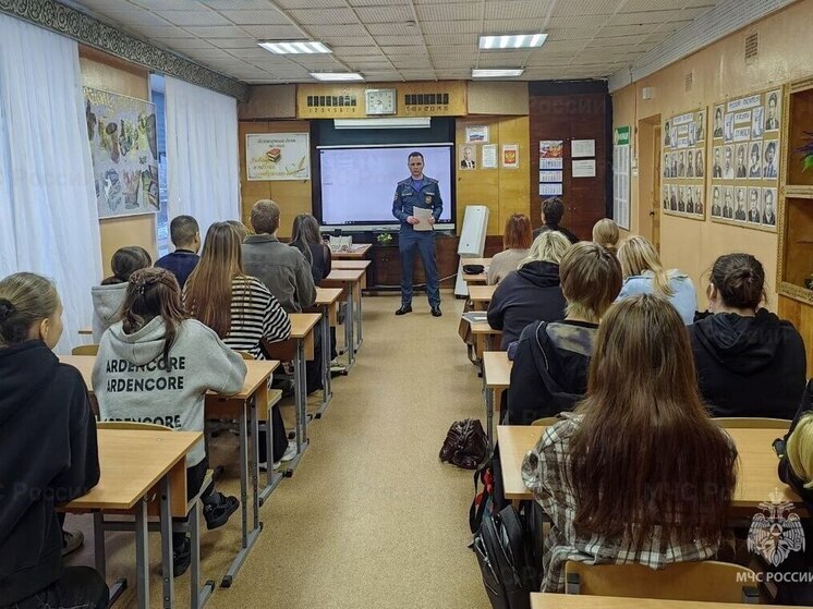 Сотрудники МЧС Тульской области продолжают рассказывать о своей работе ученикам
