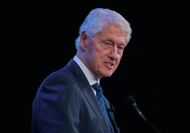 На фоне публикации компрометирующих фотографий из архива Джеффри Эпштейна, на которых запечатлен Билл Клинтон в обществе обвиняемой в торговле людьми «светской львицы» Гислейн Максвелл и других женщин, вновь возникает острый вопрос: почему бывшего президента США до сих пор почитают в высших кругах власти и общества? 