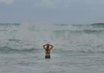 Триатлонистка Эрика Фокс, считавшаяся исключительной пловчихой, пропала без вести во время группового заплыва у побережья Калифорнии